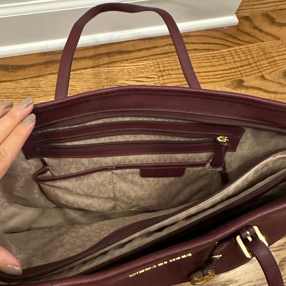 Michael Kors wine large tote with gold details - Picture 3 of 3